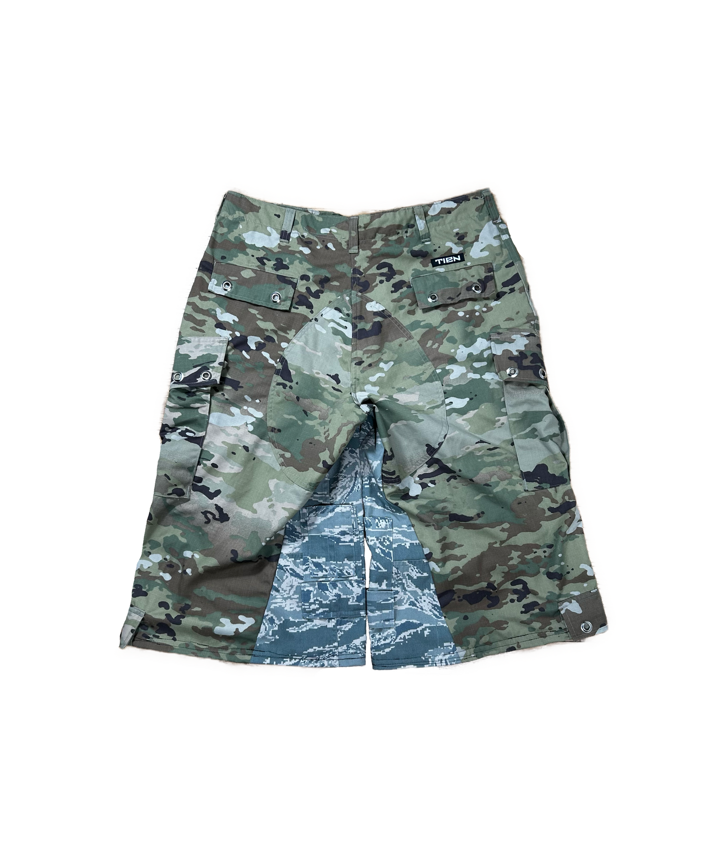 BAGGY CAMO SHORTS